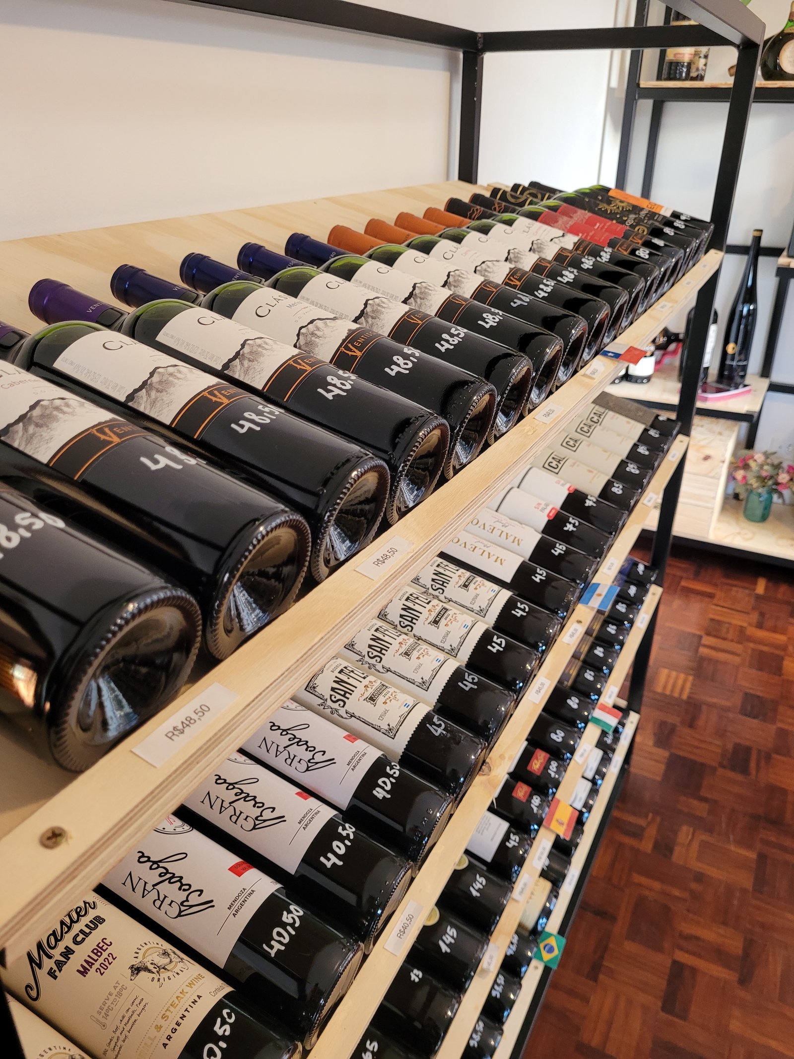 Expositor de vinhos da loja La Bottega em Caxias do Sul